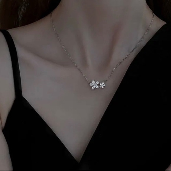 🆕 Silver | Crystal Flower Necklace | NWT - Picture 4 of 5